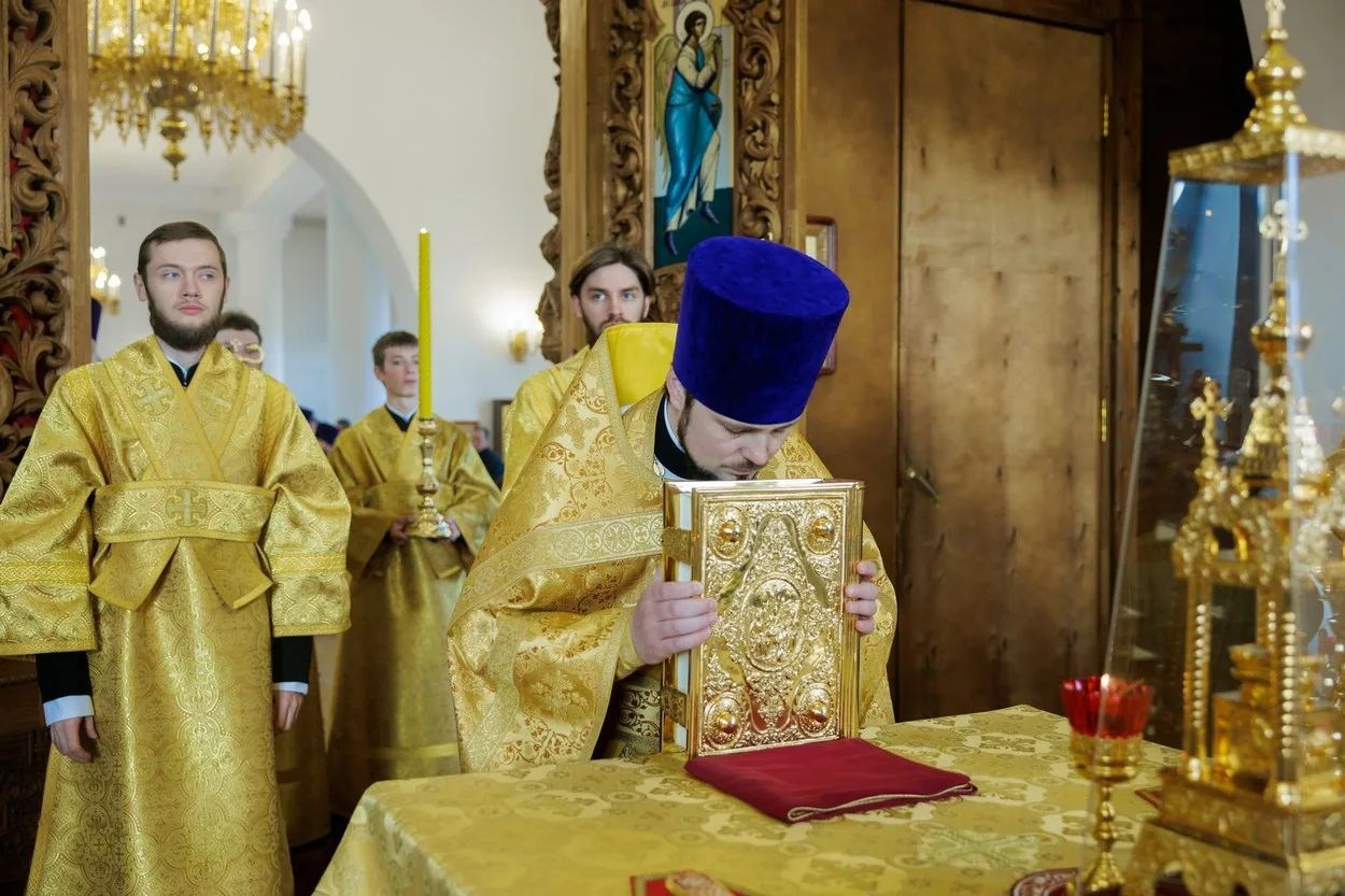 Митрополит Игнатий совершил Божественную литургию в храме новомучеников и исповедников Саратовских. Георгиевское благочиние