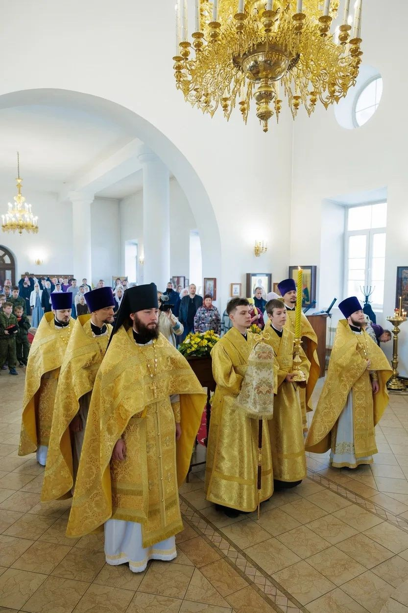Митрополит Игнатий совершил Божественную литургию в храме новомучеников и исповедников Саратовских. Георгиевское благочиние