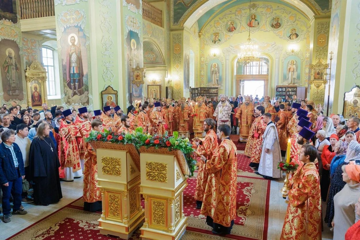 В ДЕНЬ ПРАЗДНОВАНИЯ СОБОРА САРАТОВСКИХ СВЯТЫХ В ПОКРОВСКОМ СОБОРЕ Г. САРАТОВА СОВЕРШЕНО АРХИЕРЕЙСКОЕ БОГОСЛУЖЕНИЕ. Георгиевское благочиние