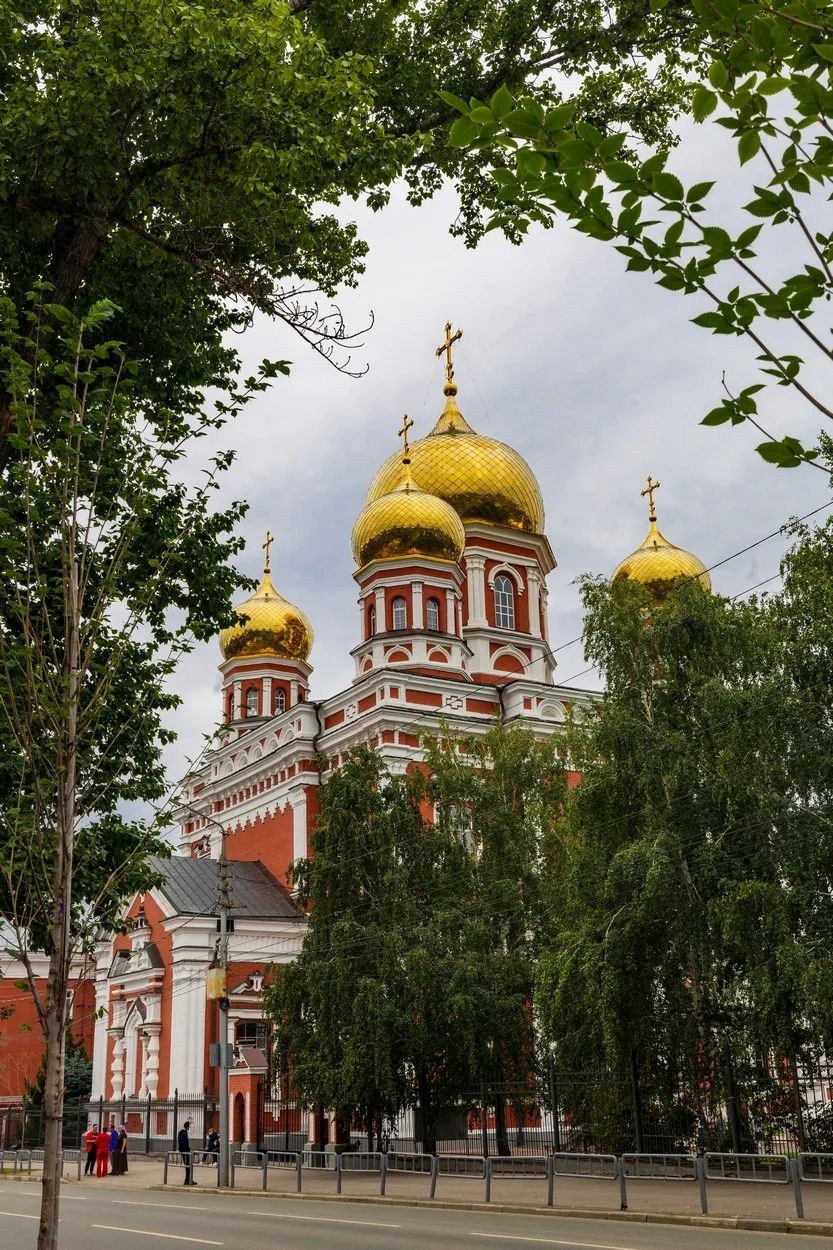 В ДЕНЬ ПРАЗДНОВАНИЯ СОБОРА САРАТОВСКИХ СВЯТЫХ В ПОКРОВСКОМ СОБОРЕ Г. САРАТОВА СОВЕРШЕНО АРХИЕРЕЙСКОЕ БОГОСЛУЖЕНИЕ. Георгиевское благочиние