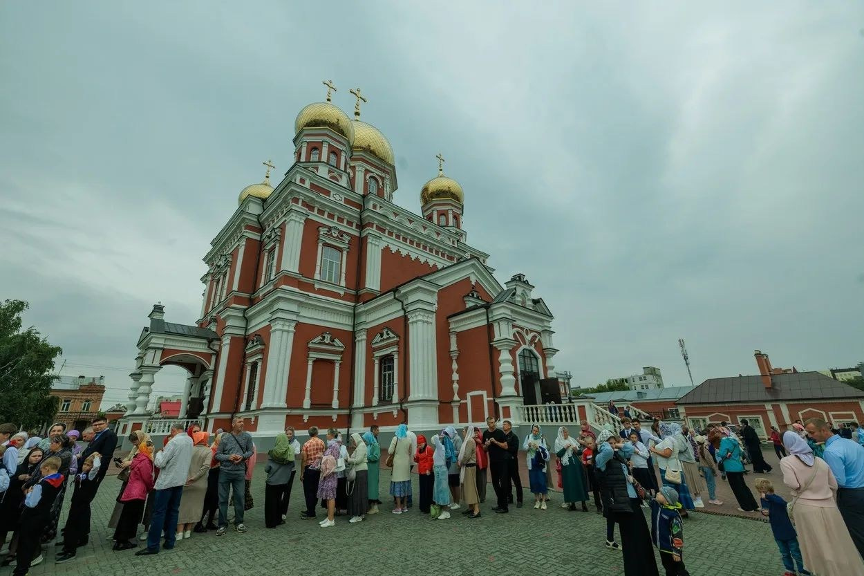 В ДЕНЬ ПРАЗДНОВАНИЯ СОБОРА САРАТОВСКИХ СВЯТЫХ В ПОКРОВСКОМ СОБОРЕ Г. САРАТОВА СОВЕРШЕНО АРХИЕРЕЙСКОЕ БОГОСЛУЖЕНИЕ. Георгиевское благочиние