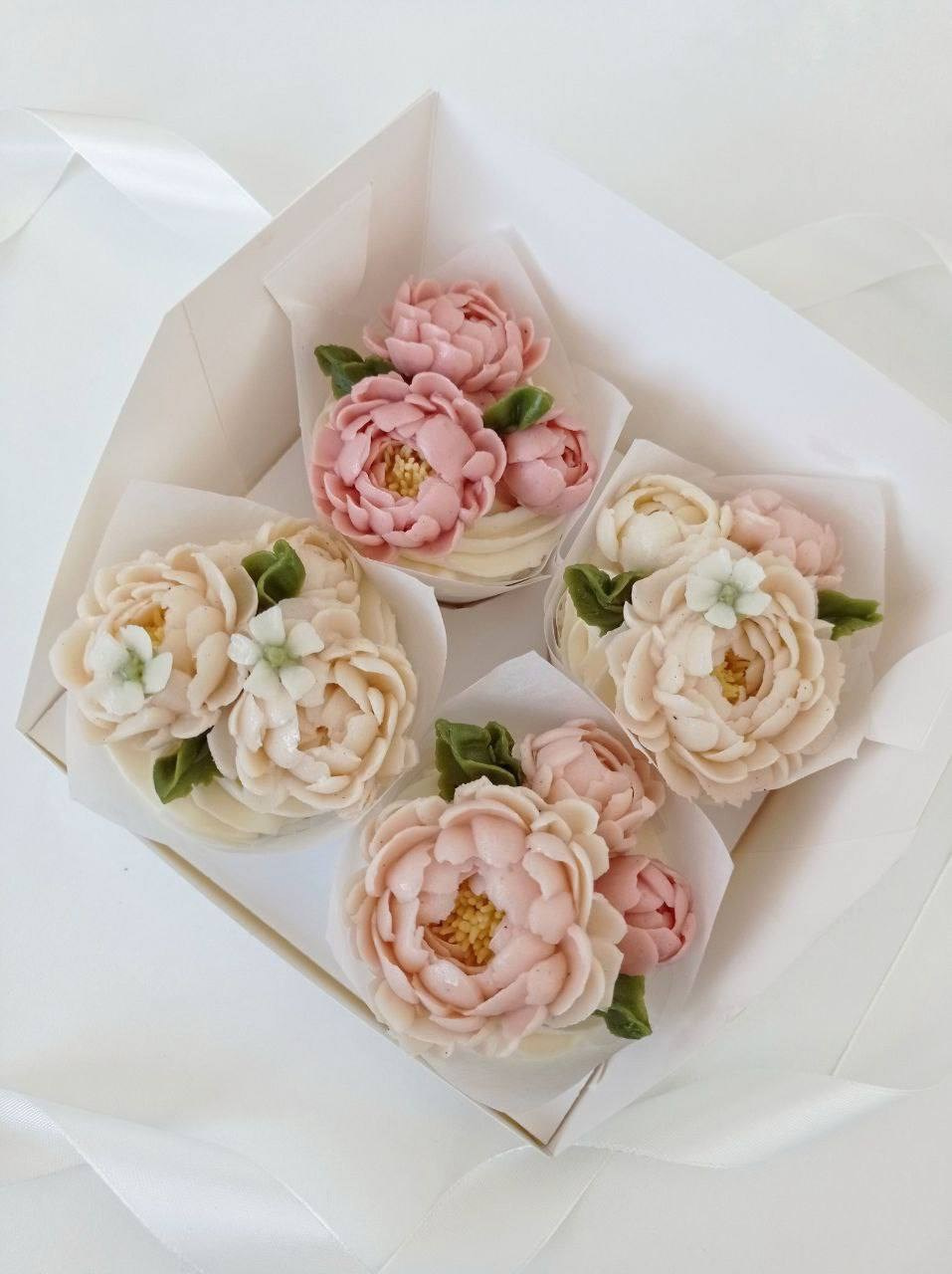 Работы учениц. Аникина Юлия / Кремовая флористика в корейской технике