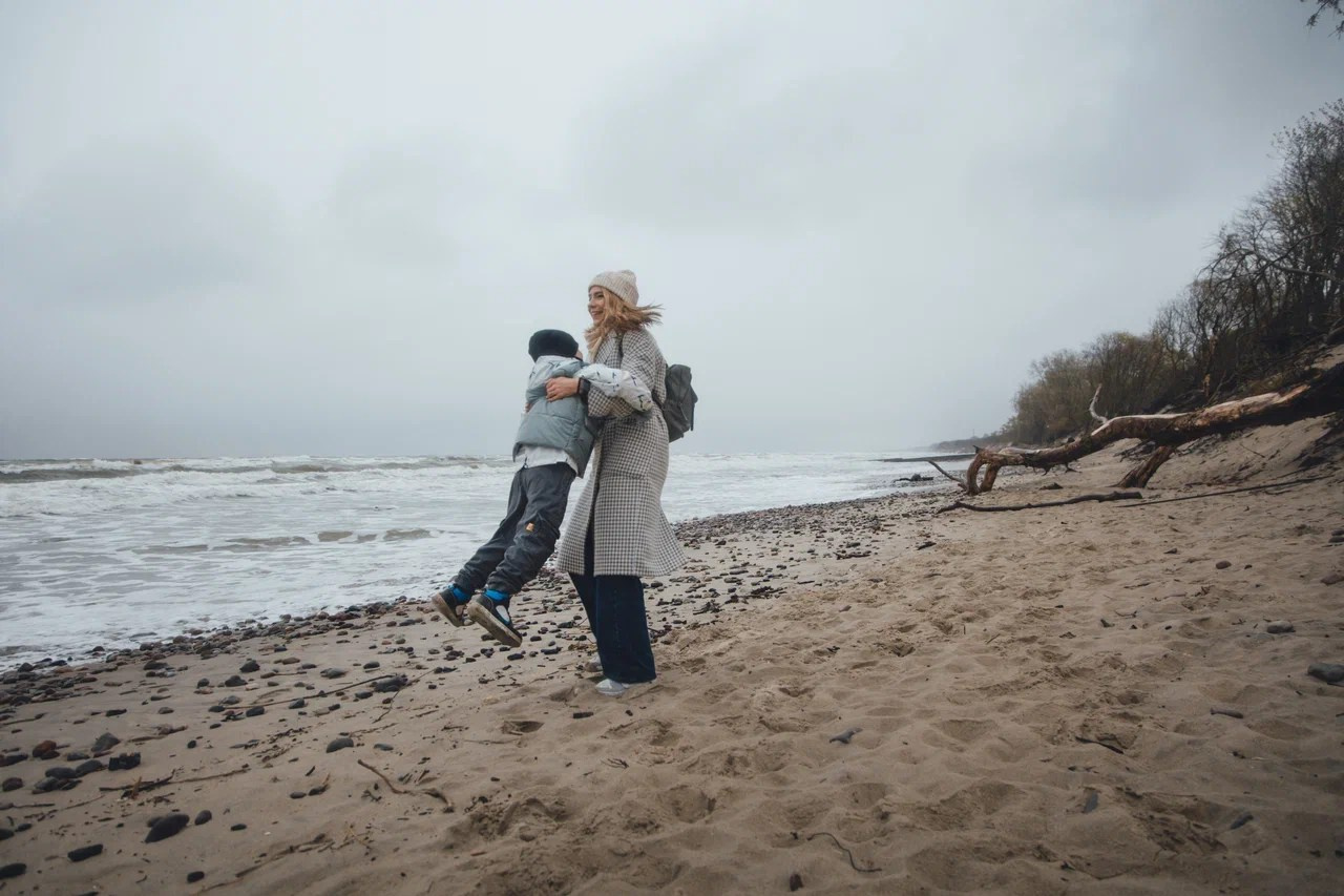 Семья в Зеленоградске / Шторм. Фотограф Калининград Илья Миллер