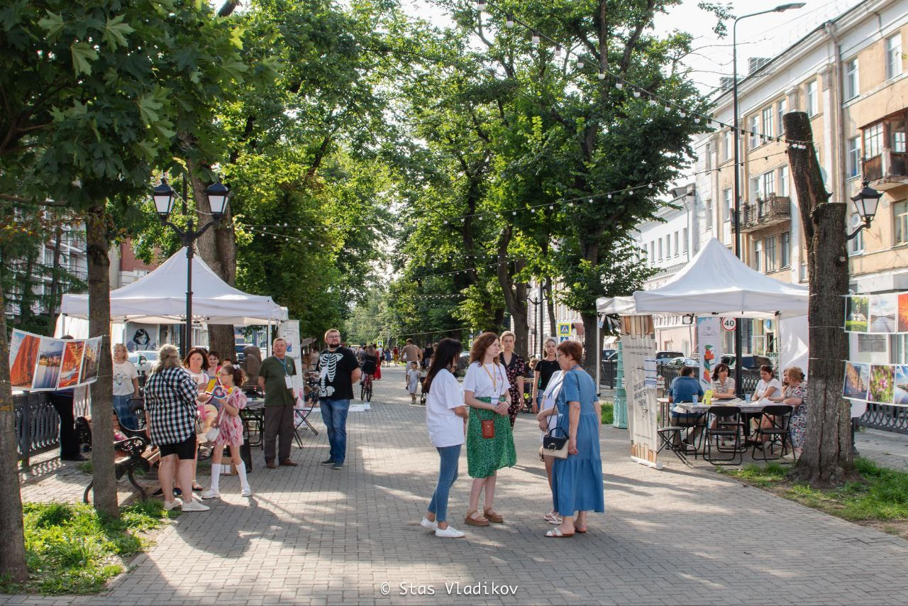 Уличное оформление на День города для центральной библиотеки имени Герцена. Тверь 890 лет. Фотограф — оформитель. Москва — Тверь