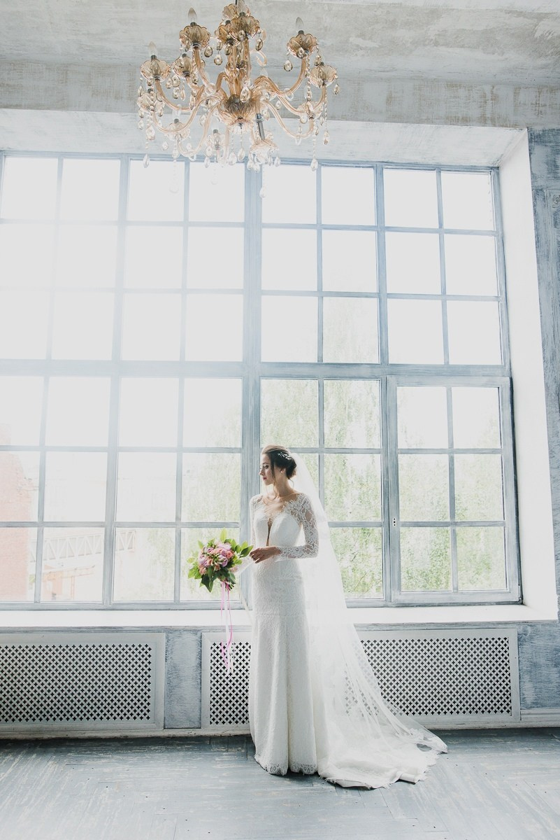 Утро невесты в фотостудии в Москве: невесты с букетом