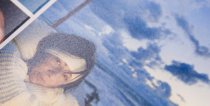 Макросъемка поверхности страницы. Шелковистая фактура бумаги и глубокая цветопередача, сохраняющая детализацию каждого кадра.