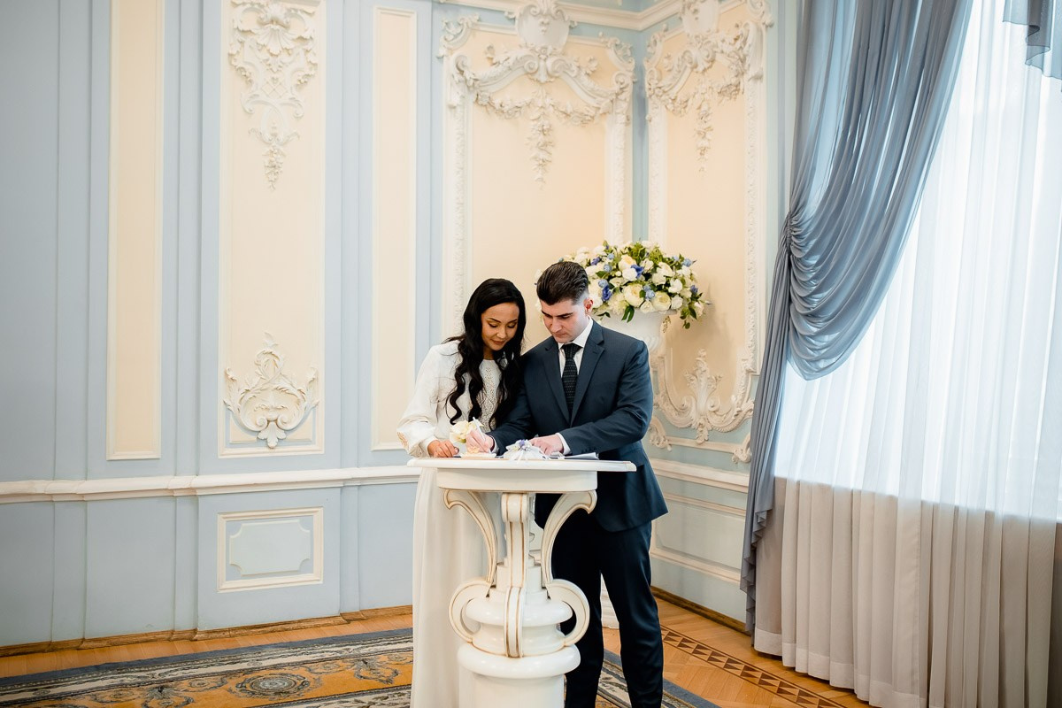 Свадебная фотосессия в ЗАГСе. Свадебный фотограф в Санкт-Петербурге Антон Владимиров