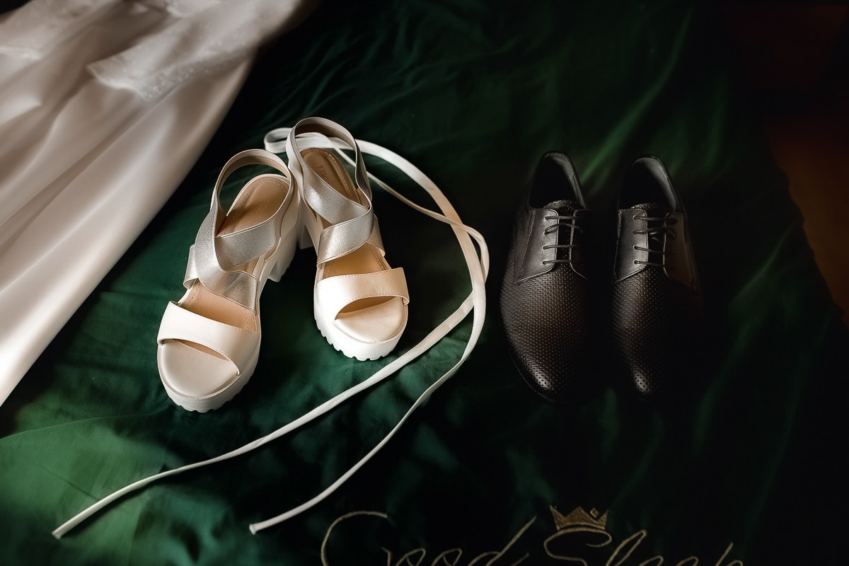 Туфли невесты и жениха стоят на кровати в комнате в Санкт-Петербурге