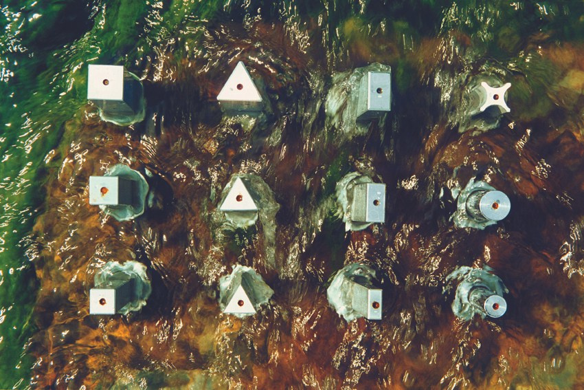 Архитектура воды, металла и камней. фото инсталляции. 1999 г. металлы, река Чусовая. собственность автора