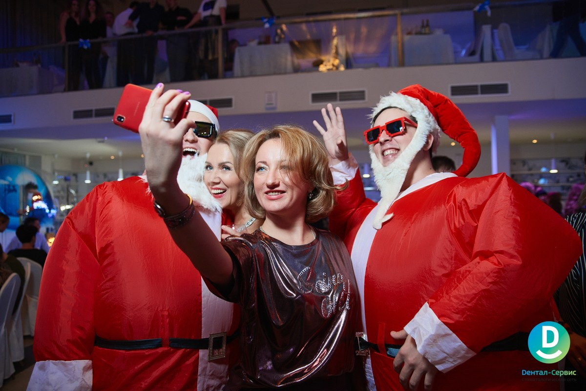 Новогодний корпоративный репортаж Дентал Сервис. Репортажный и женский фотограф в Новосибирске