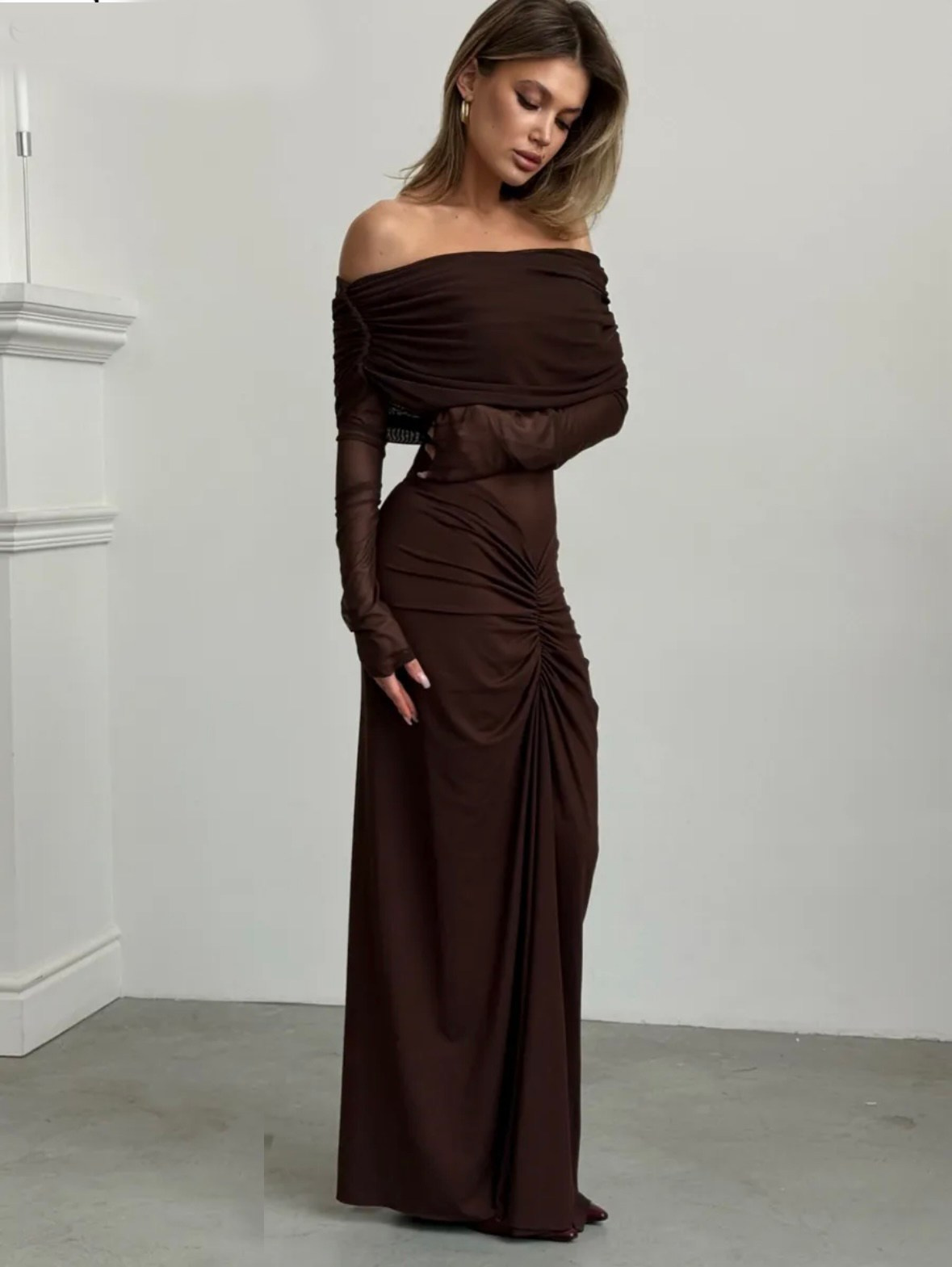 Шоколадное платье с открытыми плечами. Профессиональный Фотограф в Казани Яна Забелина