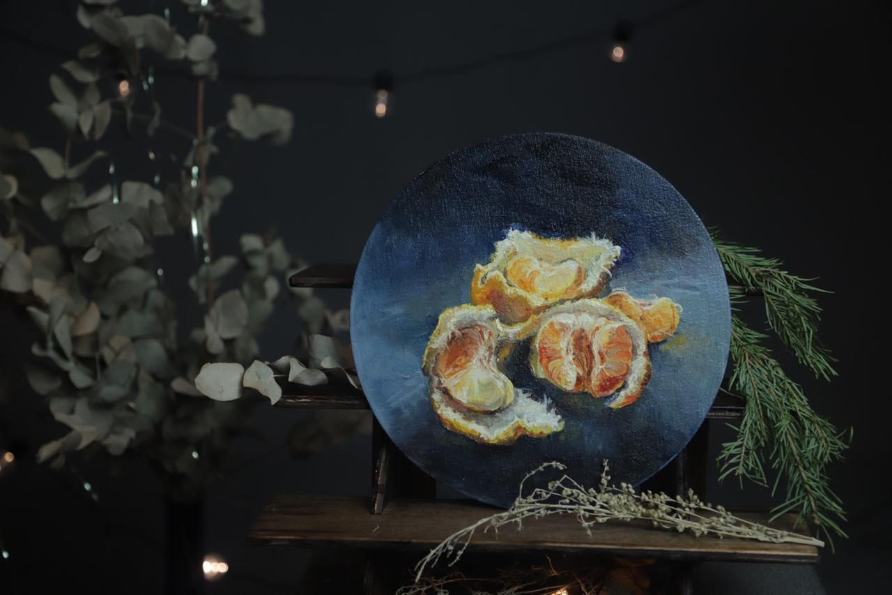 Атмосферное фото картины с мандаринами в интерьере.