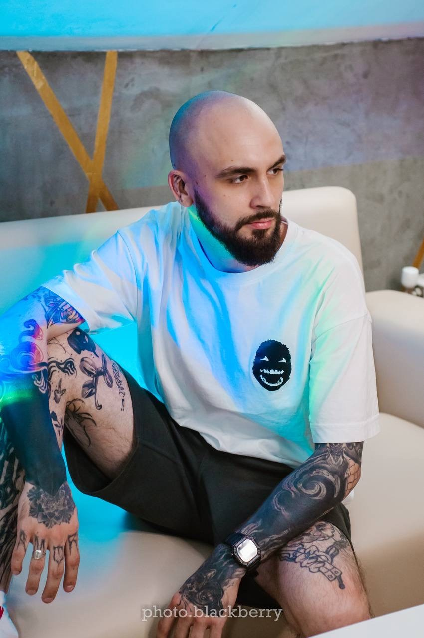 Tattoo journey. Люблю снимать не только эмоции людей, но и автомобили.Живу в Челябинске, ну и конечно как же без путешествий по городам