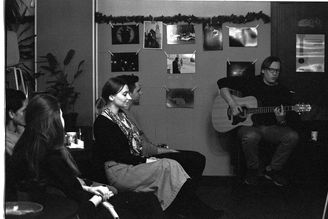 12.12.2021 // Гитара и фотография. Фотовыставки serebro.gallery, в которых автором можешь стать ты! | Москва