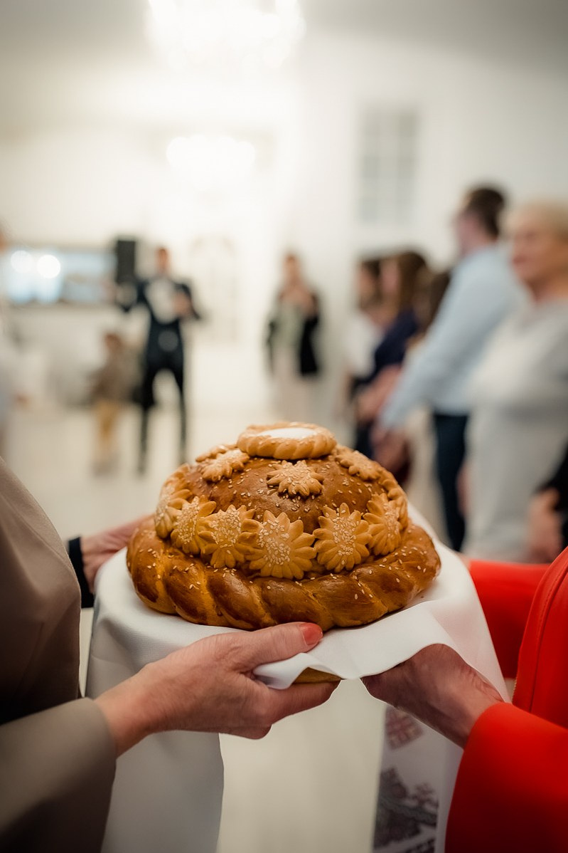 Хлеб и соль в ресторане в Санкт-Петербурге. Невеста смеётся. Вертикальный крупный кадр.