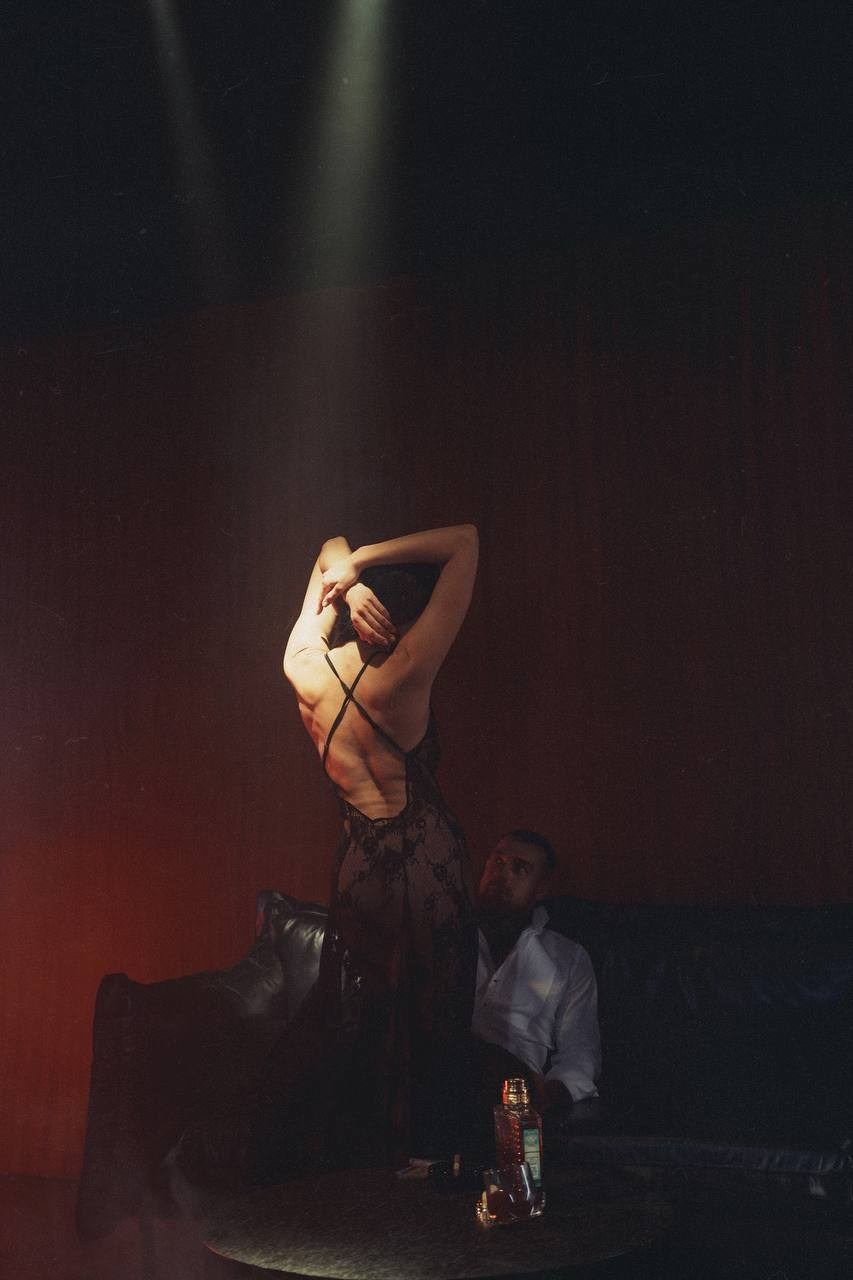 Необычная парная съемка в Москве с пилоном. Анисимова Галина — коммерческий фотограф в Москве