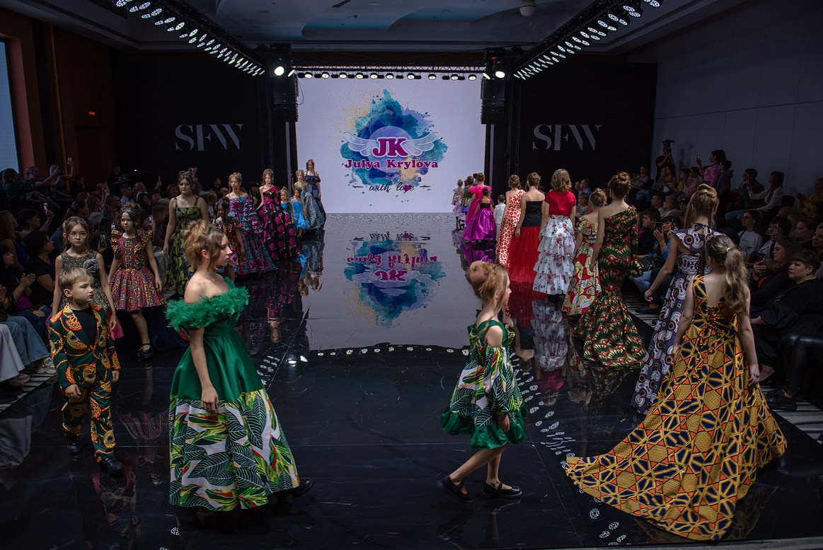 SochiFashionWeek2024 дизайнер Юлия Крылова. Семейный и коммерческий фотограф в Сочи Александр Бодунов