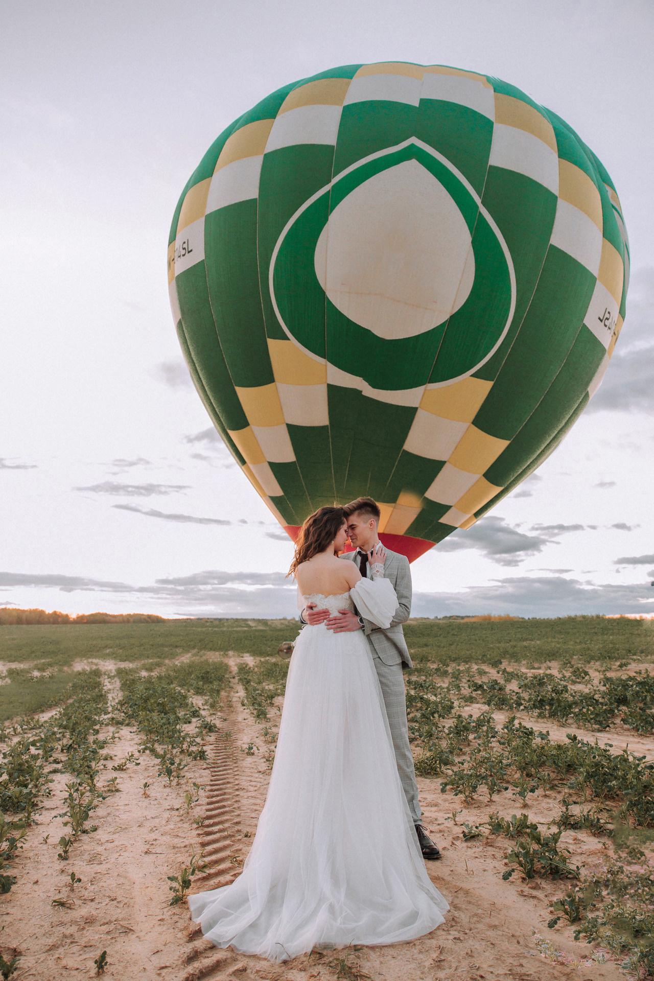 Вдвоем на шаре. Свадебный фотограф Минск РБ