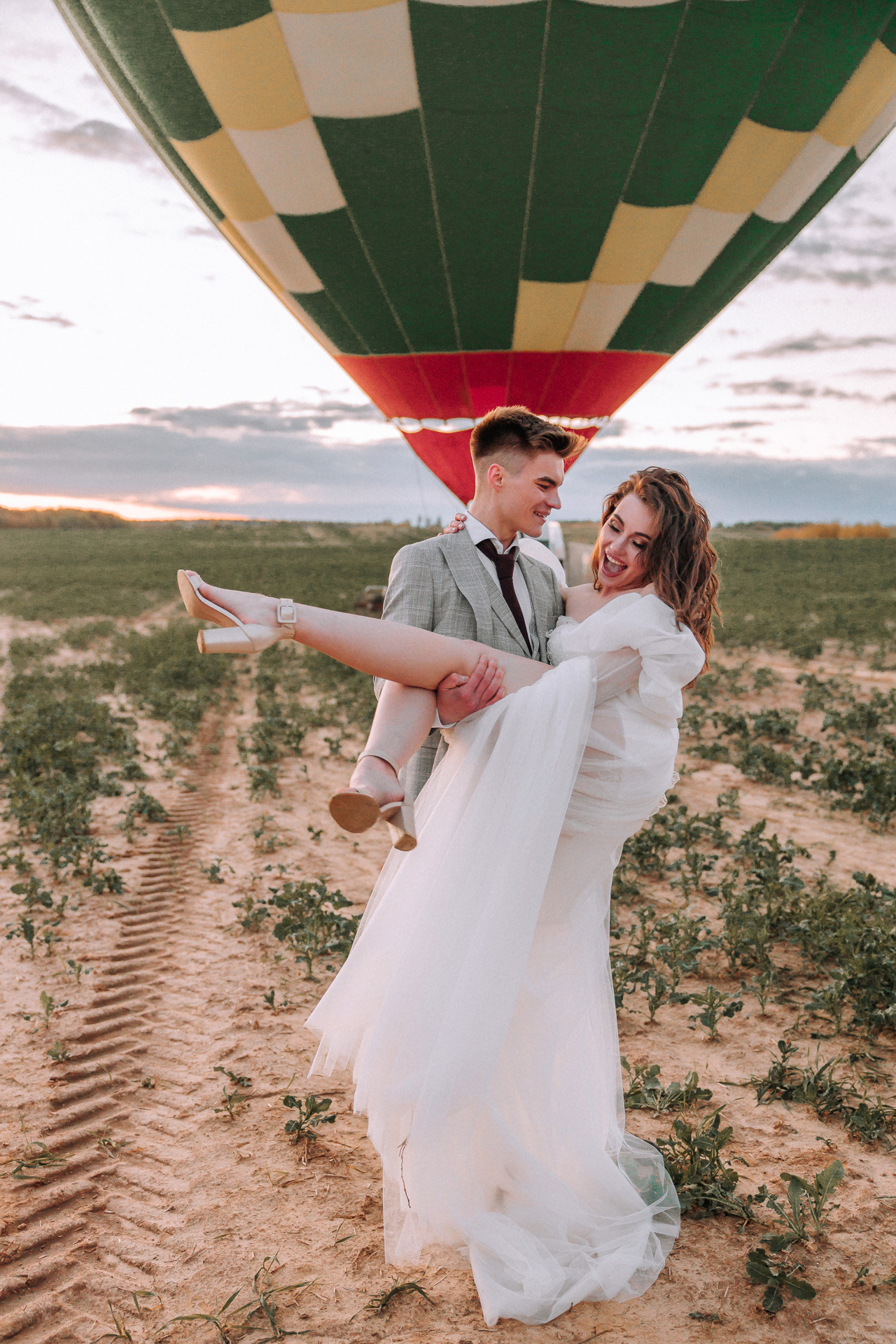 Вдвоем на шаре. Свадебный фотограф Минск РБ