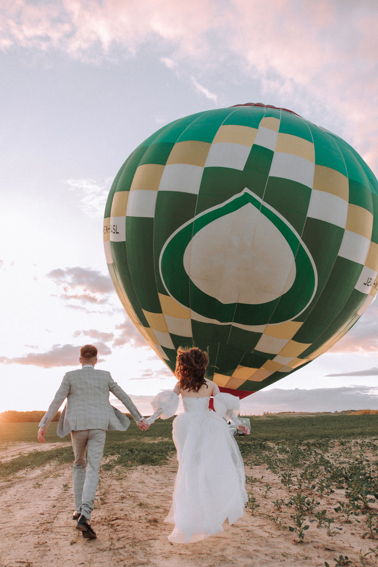Вдвоем на шаре. Свадебный фотограф Минск РБ