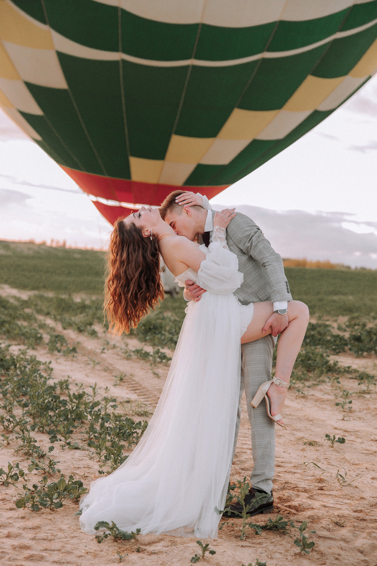 Вдвоем на шаре. Свадебный фотограф Минск РБ