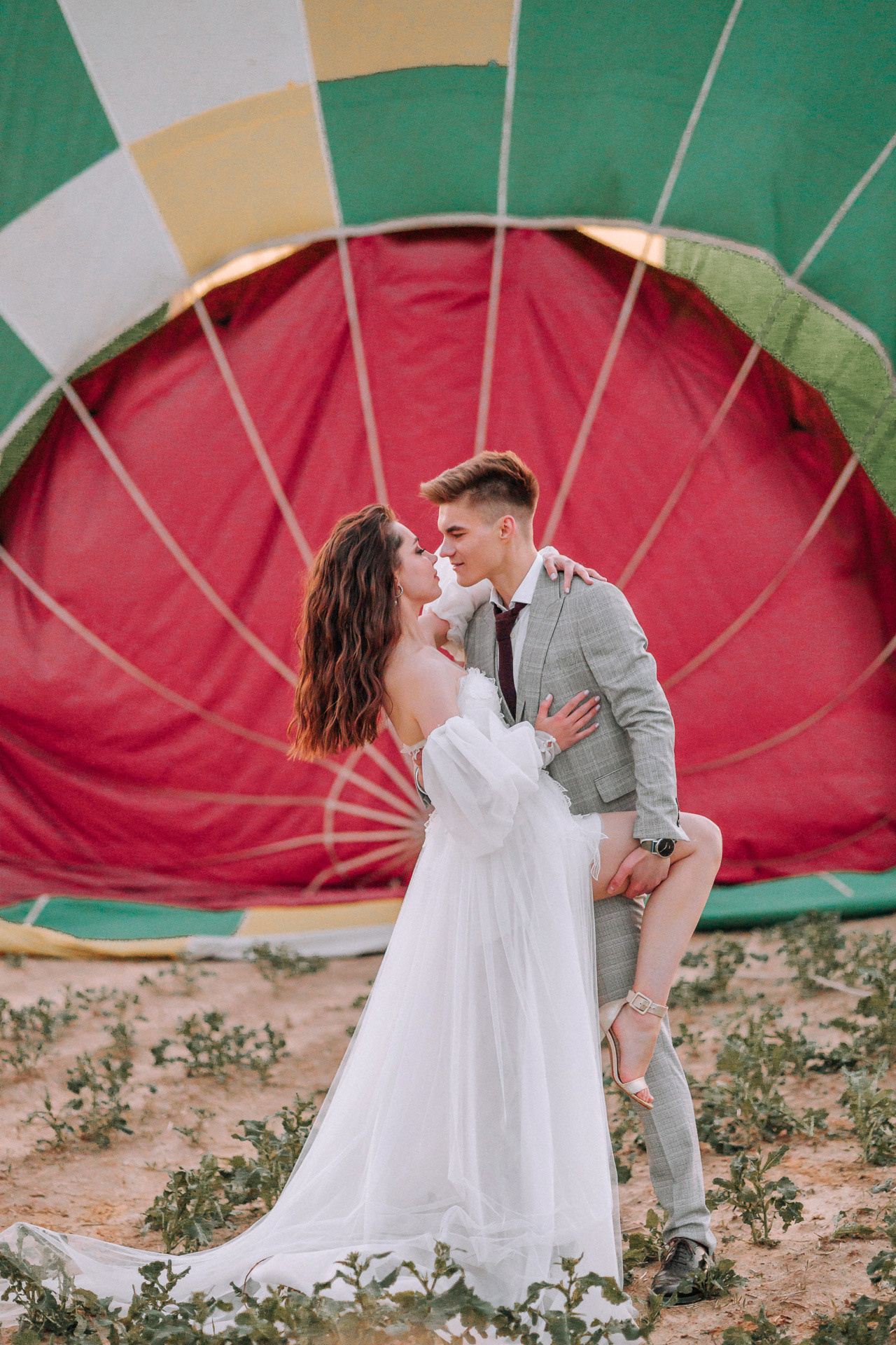 Вдвоем на шаре. Свадебный фотограф Минск РБ