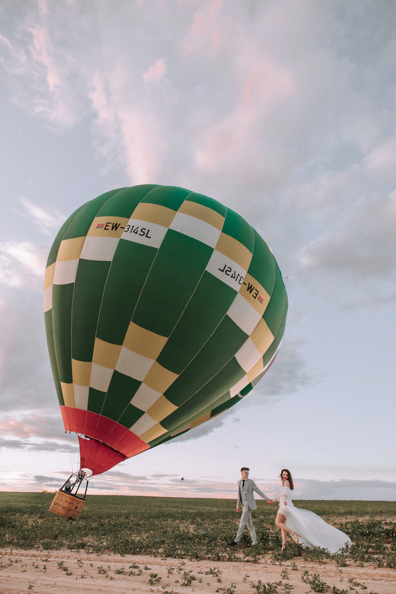 Вдвоем на шаре. Свадебный фотограф Минск РБ