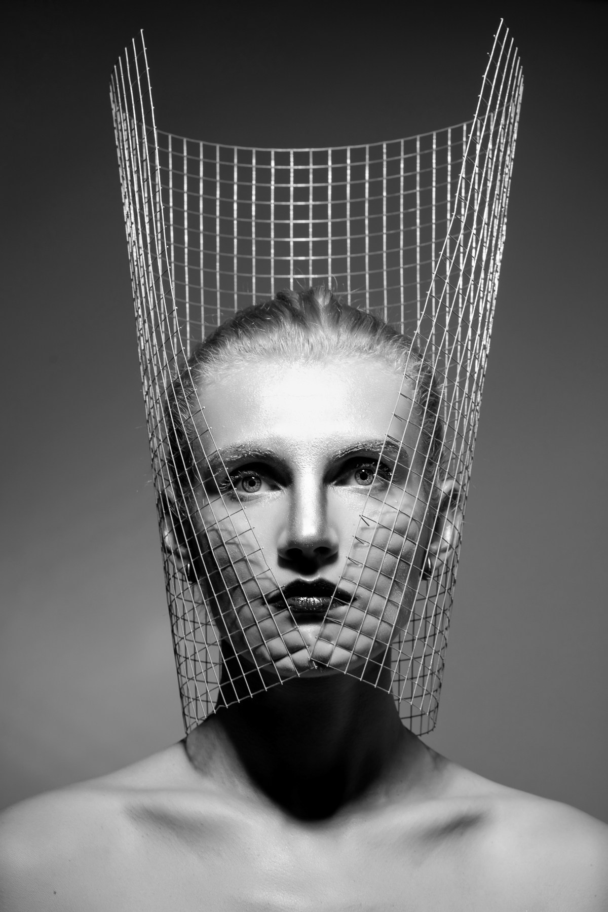 Креативный женский портрет девушки с надетой на голову на голову металлической сеткой