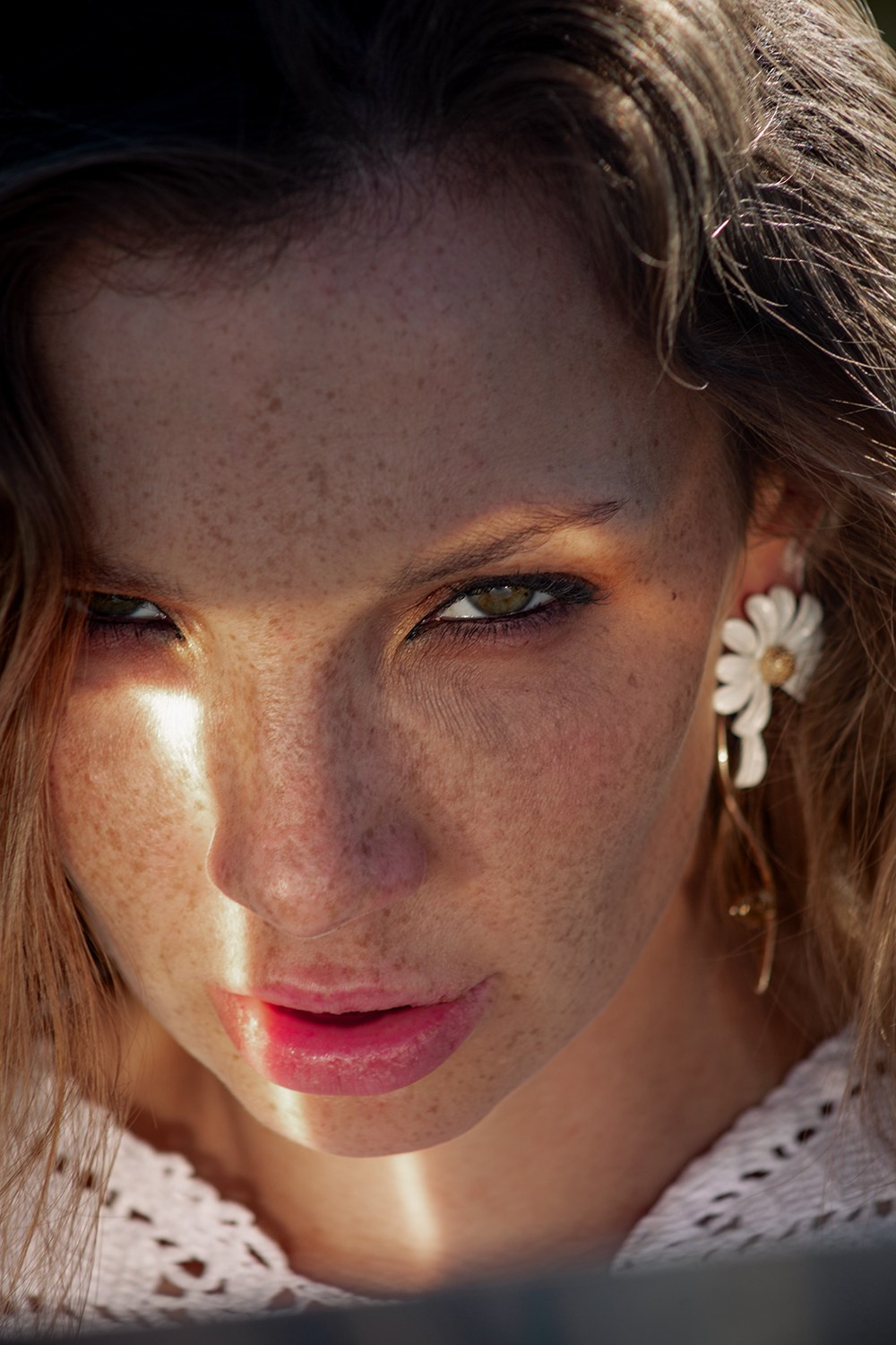 Фотограф Антон Рязанов - портрет девушки с ярким лучем солнца на лице