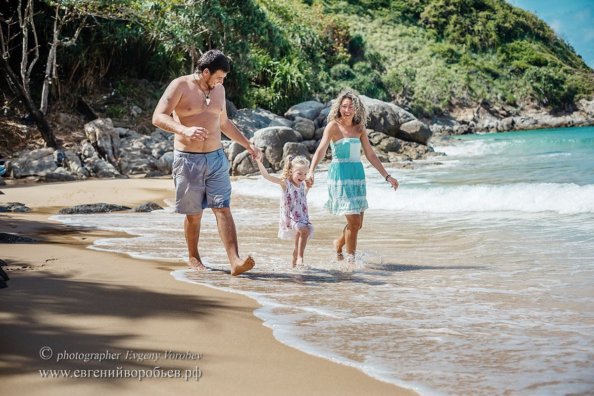семейная фотосессия Пхукет фотограф пляж Ката Карон Найхарн Патонг Найхарн Сурин море счастье радость идея место образ пример фото позы для фотосессии Phuket Naiharn Kata Karon Patong Surin заказать фотосъёмку цена детская фотосессия
