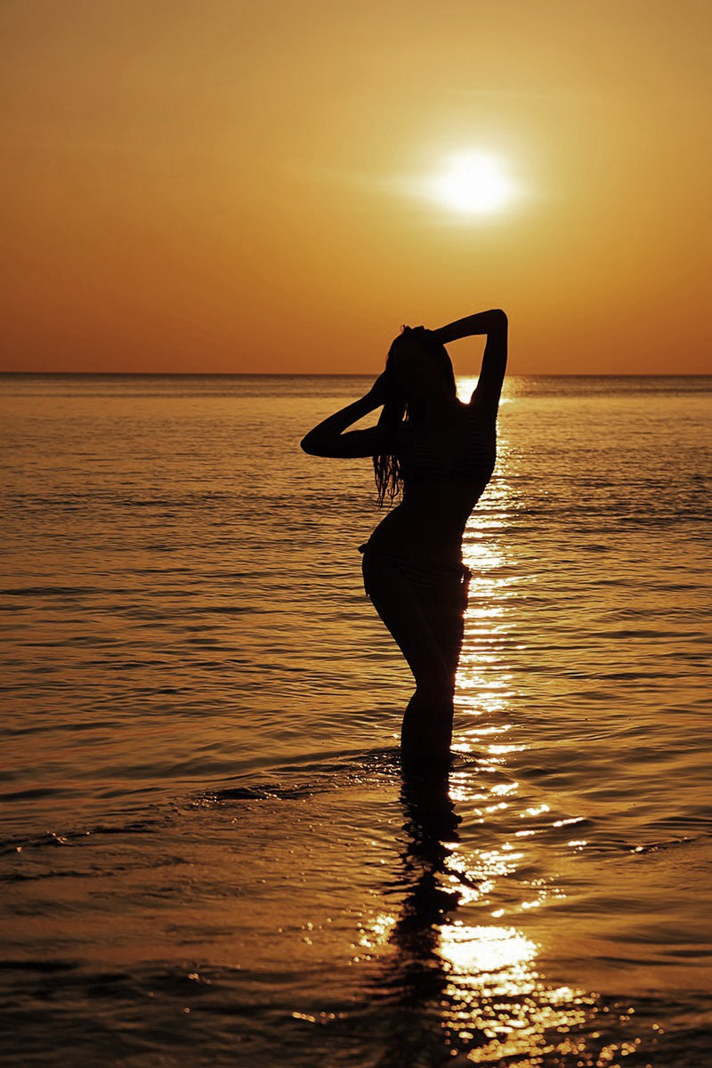 Фотосессия Пхукет фотограф красивая девушка в купальнике на пляже Патонг Ката Карон Найхарн Майкао идея место поза пример фото море заказать фотосъёмку Phuket Patong Naiharn цена стоимость описание фотосессии закат силуэт фигура  