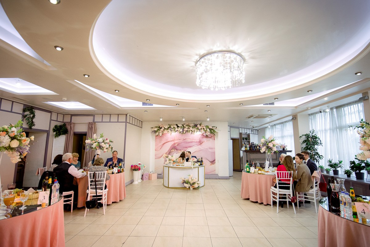 Свадебная фотосессия в ресторане. Свадебный фотограф в Санкт-Петербурге Антон Владимиров