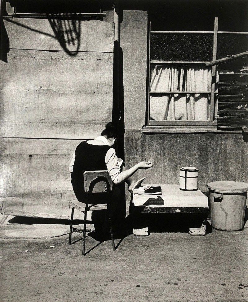 уличная фотография Дайдо Мориямы с высокой контрастностью и зерном