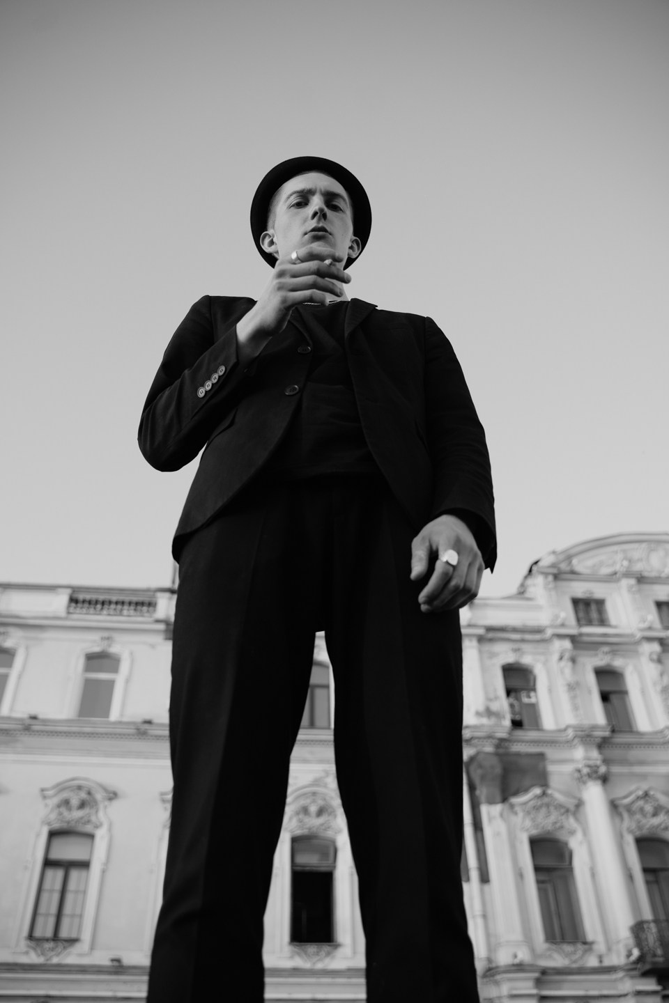 Фото парня на фоне дверей в Питере 