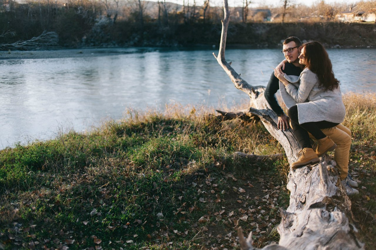 Фотосессия пары на берегу реки. Семейный и свадебный фотограф в Майкопе Михаил Мартиросян