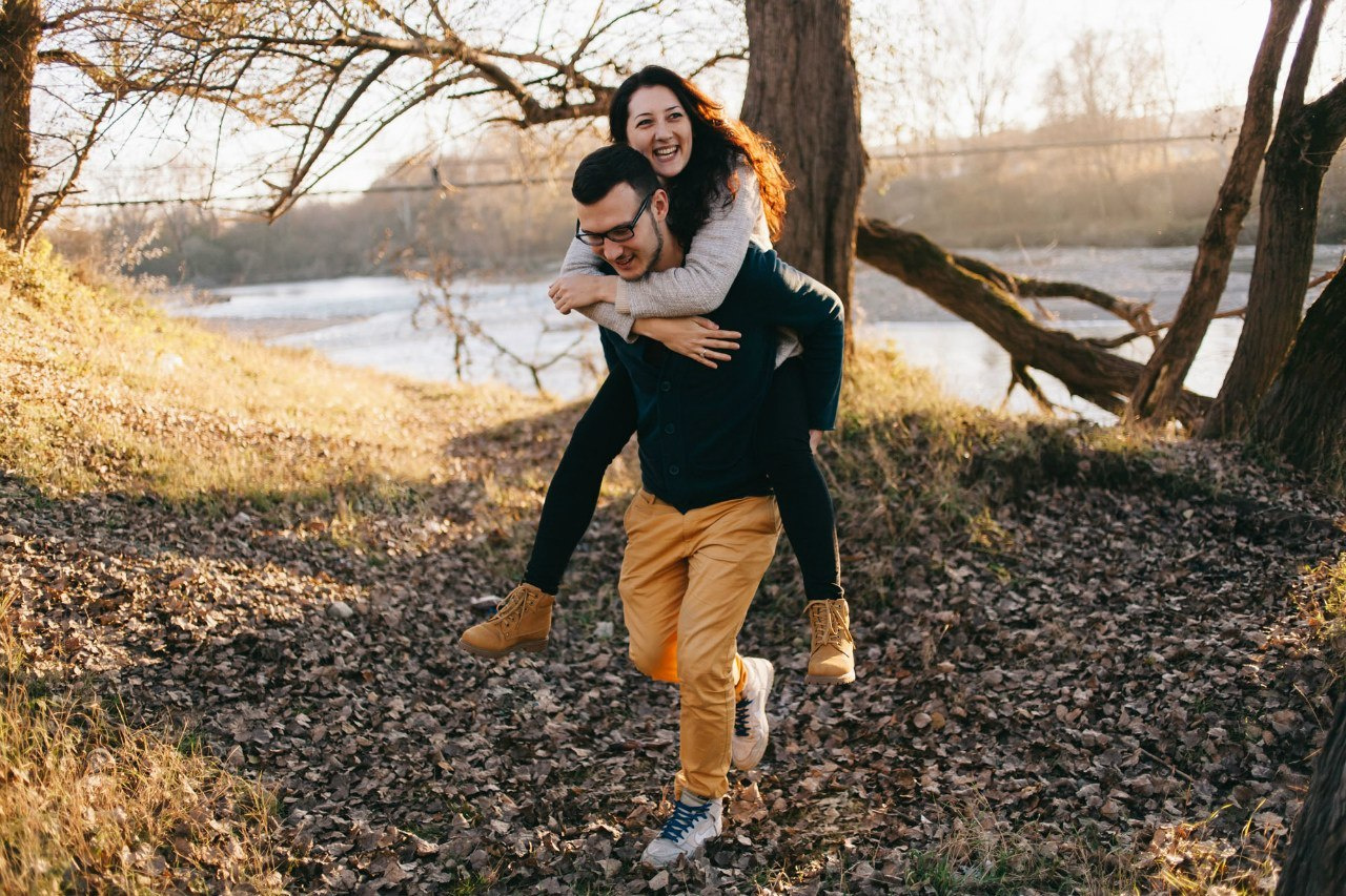 Фотосессия пары на берегу реки. Семейный и свадебный фотограф в Майкопе Михаил Мартиросян