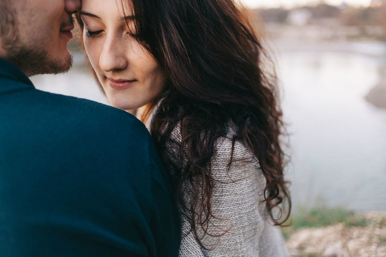 Фотосессия пары на берегу реки. Семейный и свадебный фотограф в Майкопе Михаил Мартиросян