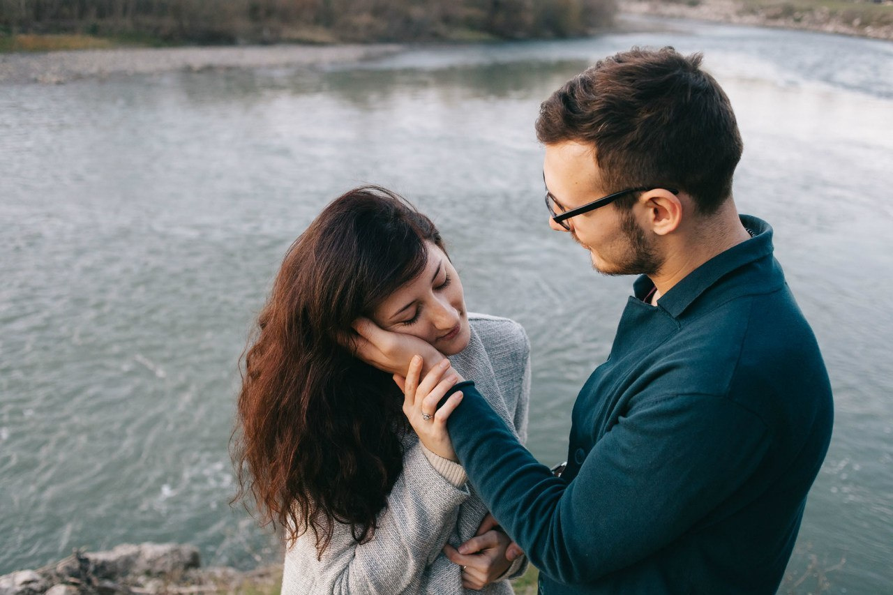 Фотосессия пары на берегу реки. Семейный и свадебный фотограф в Майкопе Михаил Мартиросян