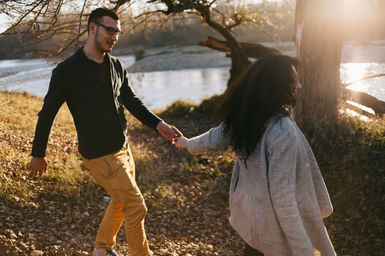 Фотосессия пары на берегу реки. Семейный и свадебный фотограф в Майкопе Михаил Мартиросян