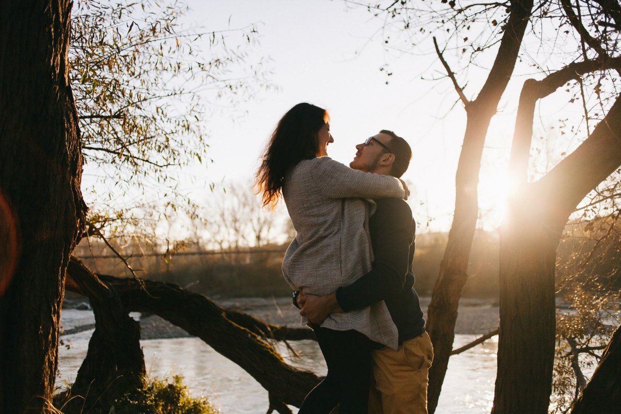 Фотосессия пары на берегу реки. Семейный и свадебный фотограф в Майкопе Михаил Мартиросян
