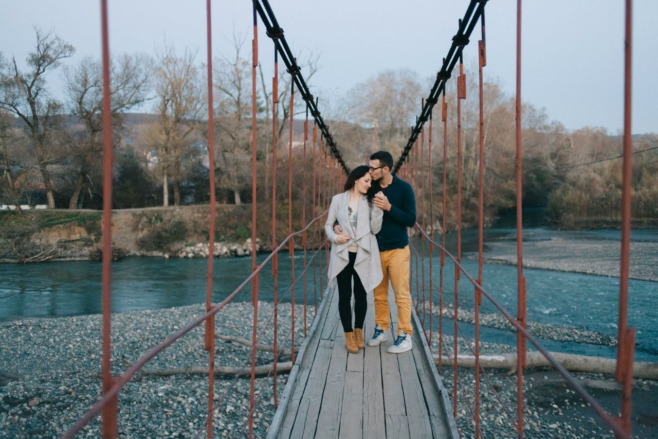 Фотосессия пары на берегу реки. Семейный и свадебный фотограф в Майкопе Михаил Мартиросян