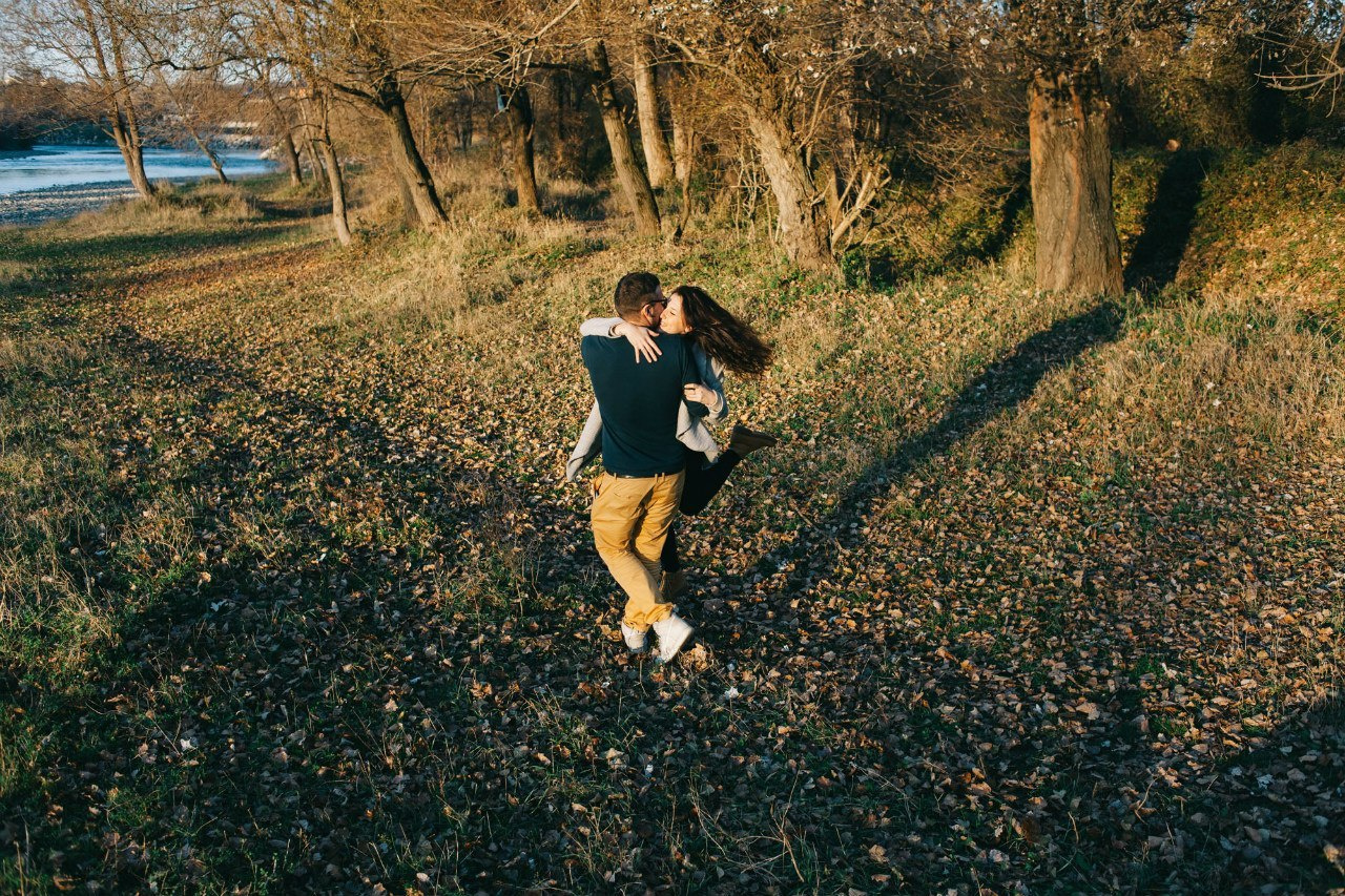 Фотосессия пары на берегу реки. Семейный и свадебный фотограф в Майкопе Михаил Мартиросян