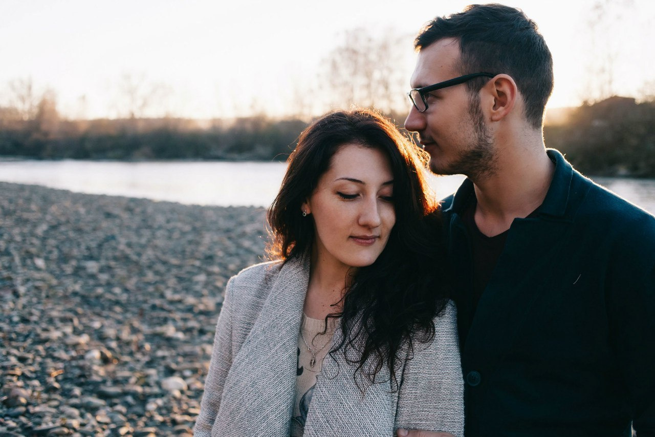 Фотосессия пары на берегу реки. Семейный и свадебный фотограф в Майкопе Михаил Мартиросян