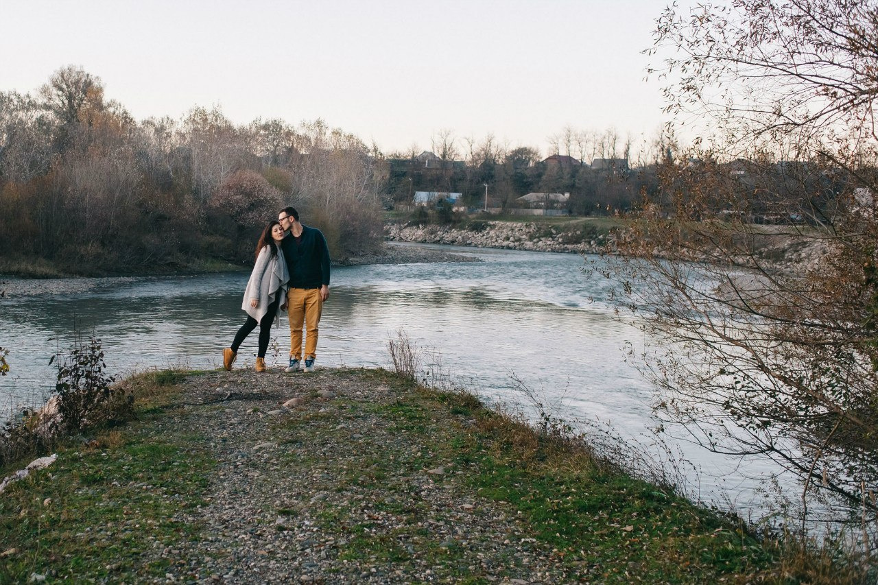 Фотосессия пары на берегу реки. Семейный и свадебный фотограф в Майкопе Михаил Мартиросян