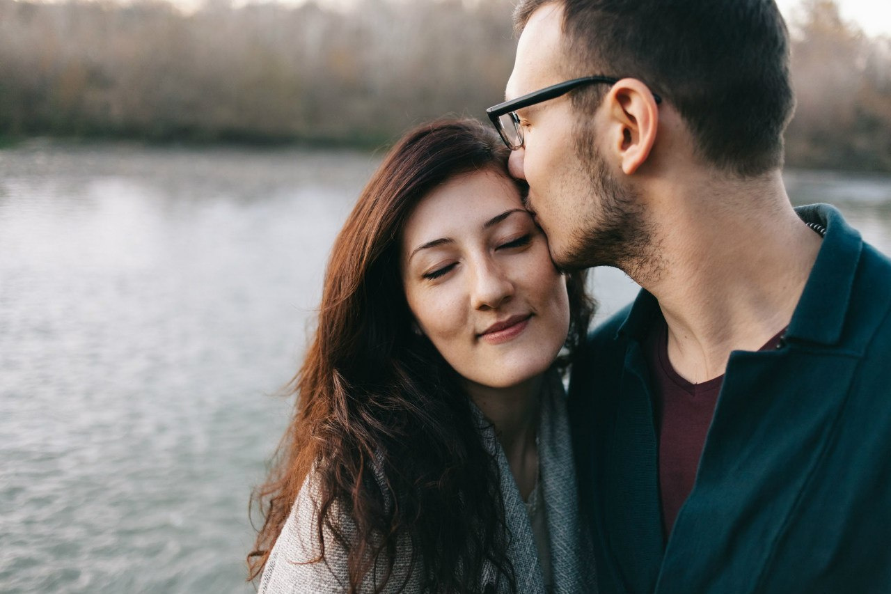 Фотосессия пары на берегу реки. Семейный и свадебный фотограф в Майкопе Михаил Мартиросян