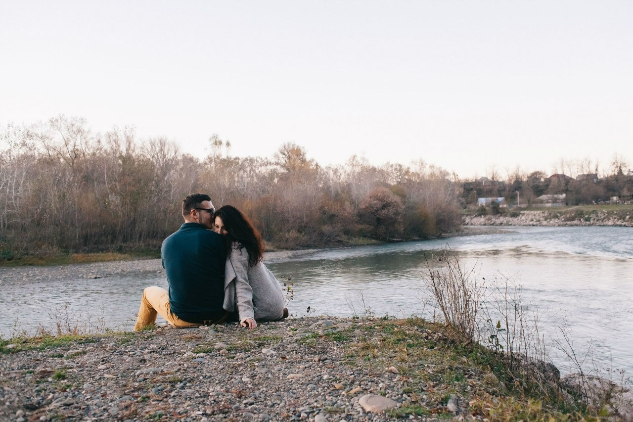Фотосессия пары на берегу реки. Семейный и свадебный фотограф в Майкопе Михаил Мартиросян