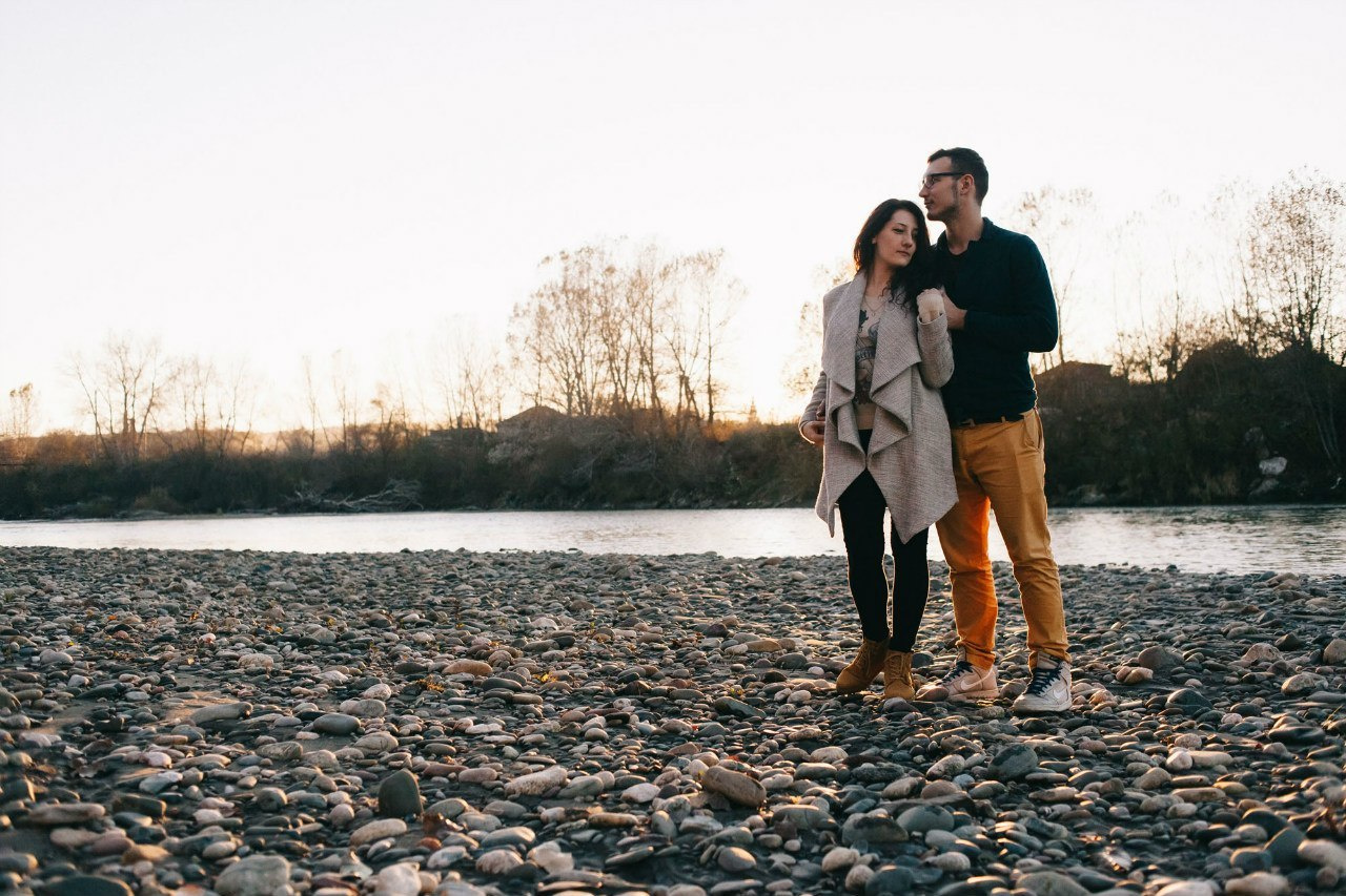 Фотосессия пары на берегу реки. Семейный и свадебный фотограф в Майкопе Михаил Мартиросян