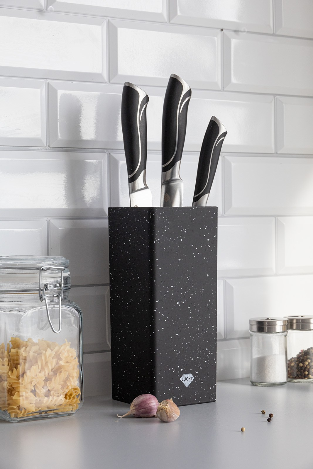 Подставка с черными ножами на кухонной столешнице | Съемка для instagram