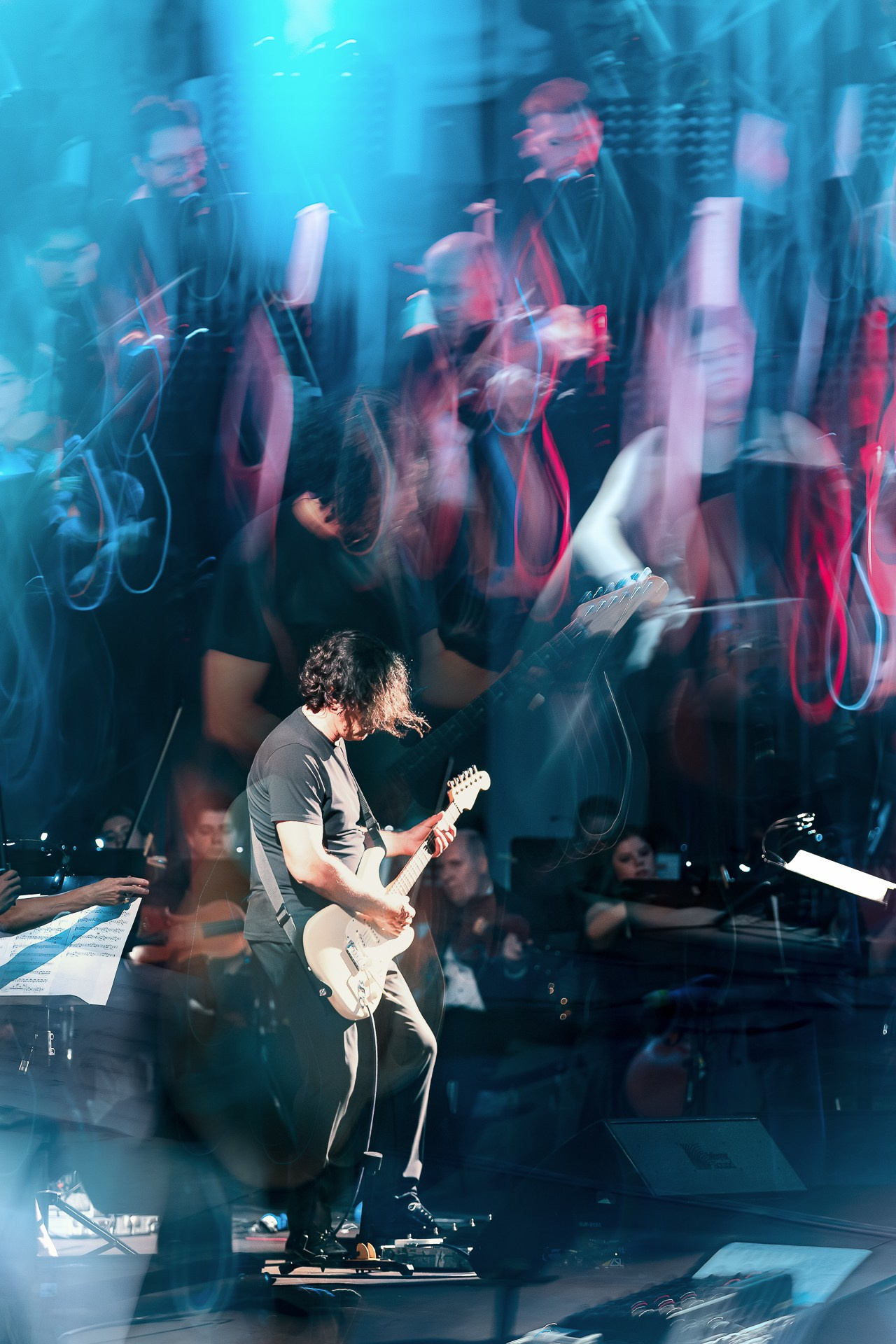 Концерт Симфонического КИНО, 20.07.25, Зелёный театр ВДНХ + репетиция. Песни группы КИНО в исполнении симфонического оркестра и Юрия Каспаряна (гитара). Фотограф, Москва.