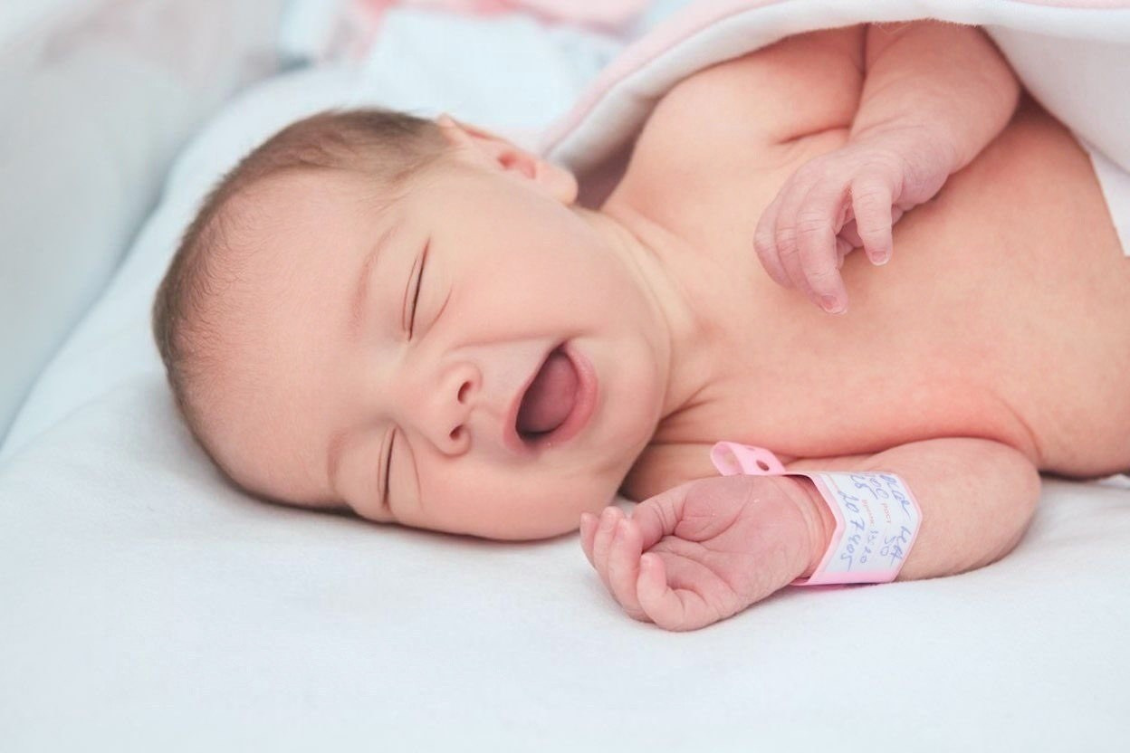 Фотосъемка выписки из роддома в Москве, заказать фотографа на выписку ньюборн съемка в роддоме newborn фотограф в Юдино